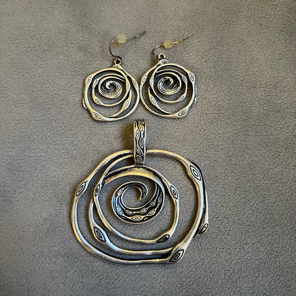 Premier Designs. Pendant and matching Earrings.